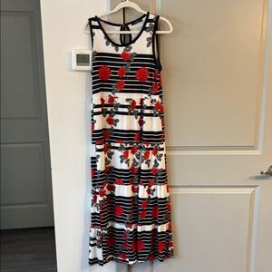 Chic Floral Maxi Dress - Red and Black